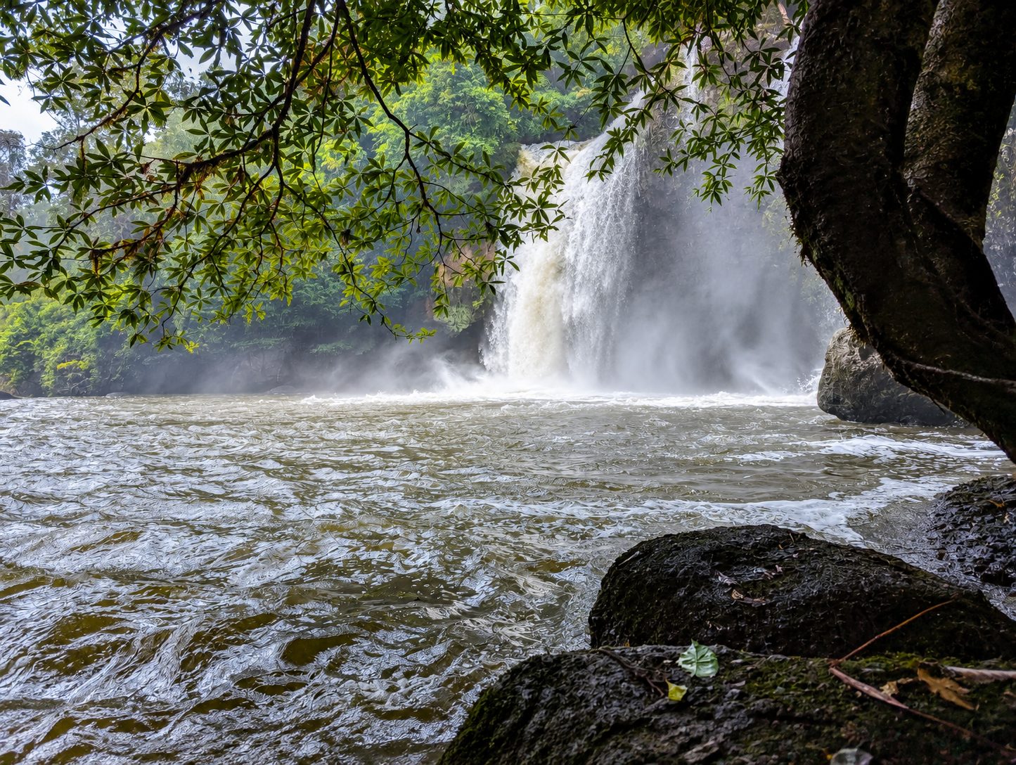 Брызги водопада Хэу Суват