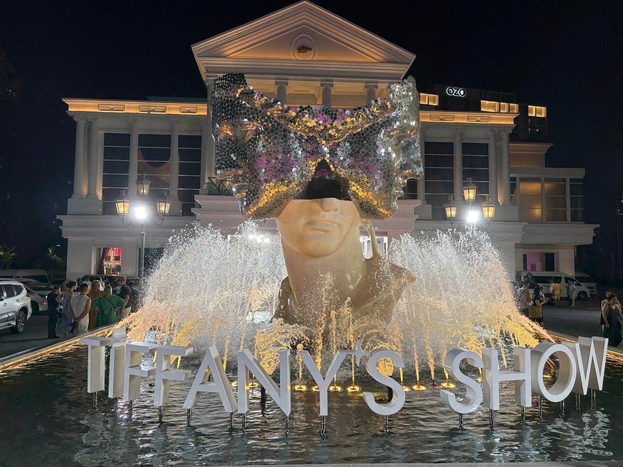Фонтан и вход в театр Tiffany's Show Pattaya